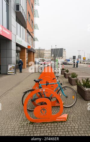 POZNAN, POLONIA - 14 febbraio 2018: Bicicletta chiusa a chiave presso l'edificio dell'ufficio Globus nel centro della città Foto Stock