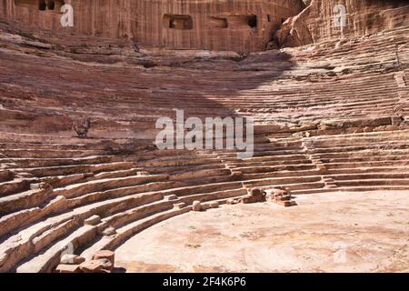 Anfiteatro Nabataeo al sito storico di Petra in Giordania. Foto Stock