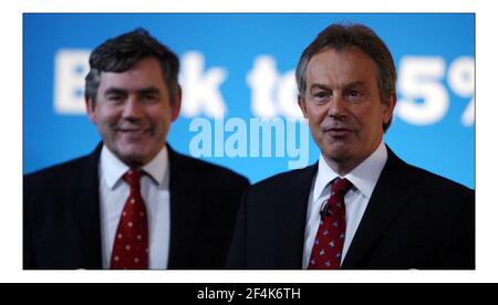 Tony Blair, Gordon Brown e Patricia Hewitt lanciano una campagna per i poster delle elezioni nel centro di Islington Design di Londra Today.pic David Sandison 28/4/2005 Foto Stock