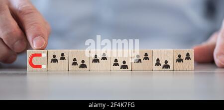 Concetto di attrazione del cliente su cubi di legno Foto Stock