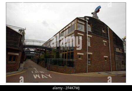 Steve Tabard a casa nel suo appartamento sul Beddington Zero (fossile) Energy Development, a Wallington.pic David Sandison 17/9/2004 Foto Stock