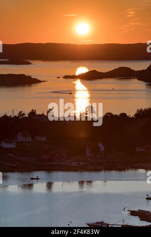 Tramonto sull'arcipelago di Rortangen e la grande isola di Bratton Svezia Foto Stock
