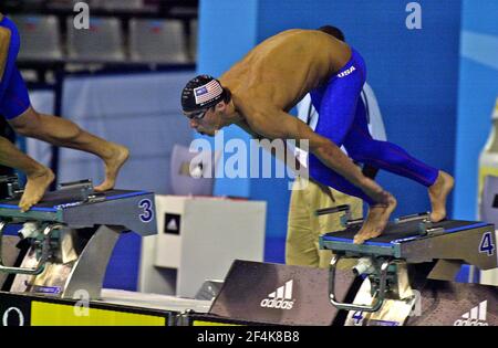 Il vincitore delle medaglie d'oro olimpiche degli Stati Uniti Michael Phelps, sulla tavola di partenza del Campionato del mondo del nuoto, a Barcellona 2003. Foto Stock