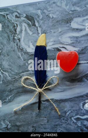 Cuore forma gelatina rossa con piuma colorata isolato su sfondo bello,amore carta da parati, Foto Stock