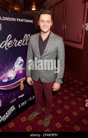 Tyger Drew-Honey arriva alla serata di apertura della Cenerentola al New Wimbledon Theatre di Wimbledon - Londra Foto Stock