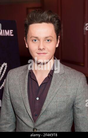 Tyger Drew-Honey arriva alla serata di apertura della Cenerentola al New Wimbledon Theatre di Wimbledon - Londra Foto Stock