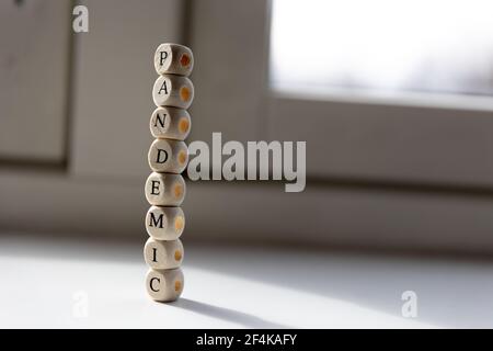 Lettere pandemiche nella finestra. Foto di alta qualità Foto Stock