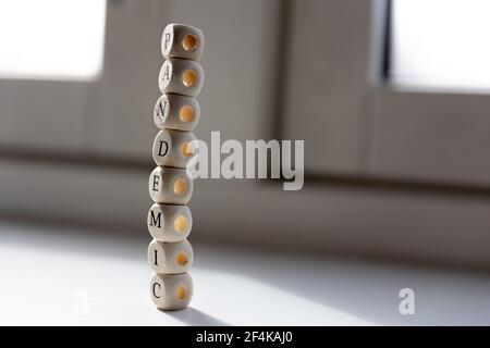 Lettere pandemiche nella finestra. Foto di alta qualità Foto Stock