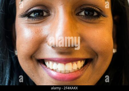 Primo piano Studio Ritratto di una donna dello Sri Lanka felice di sorridere. Tilburg, Paesi Bassi. Foto Stock