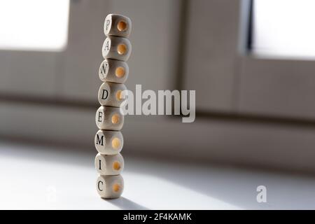 Lettere pandemiche nella finestra. Foto di alta qualità Foto Stock