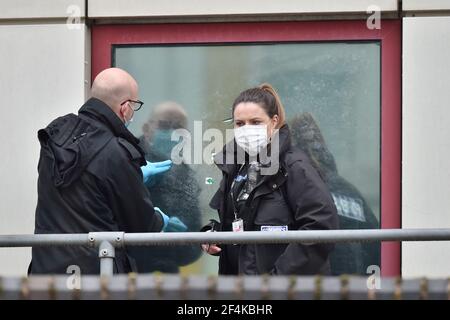 Gli ufficiali forensi della polizia raccolgono le prove alla stazione di polizia di Bridewell a Bristol, dove i manifestanti hanno rotto le finestre e vandalizzato l'edificio domenica dopo una dimostrazione contro la poliziesca e la legge sul crimine del governo. Data immagine: Lunedì 22 marzo 2021. Foto Stock