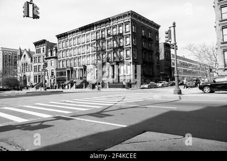 New York City, Stati Uniti. Edificio di appartamenti del XIX secolo, in un angolo strada di Malcolm X Blvd, Harlem, Manhattan. Foto Stock