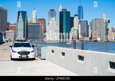 New York City, Stati Uniti. Vista sullo skyline del centro di Manhattan dal Molo 2, Brooklyn. Foto Stock