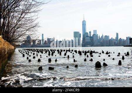 New York City, Stati Uniti. Resti di un molo del porto sul fiume Hudson, che si affaccia sullo skyline di Manhattan. Foto Stock