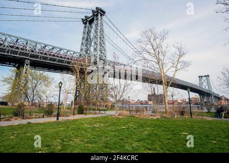 New York City, Stati Uniti. Vista sul ponte Williamsburg da East River Park Field, Manhattan. Foto Stock