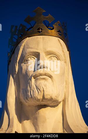 La statua più alta del mondo di Gesù Cristo, Swiebodzin, Polonia. Cielo blu profondo sullo sfondo. Fatto nel tardo pomeriggio in una giornata di sole. Foto Stock