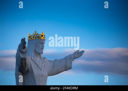 La statua più alta del mondo di Gesù Cristo, Swiebodzin, Polonia. Cielo blu profondo sullo sfondo. Fatto nel tardo pomeriggio in una giornata di sole. Foto Stock