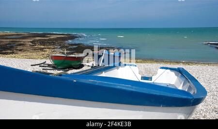 Piccole barche da pesca in legno colorato sulla spiaggia di Yport, Normandia Foto Stock