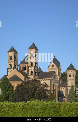 Geografia / viaggio, Germania, Renania-Palatinato, Glees, chiesa abbaziale Laach minster dal Monaster, Additional-Rights-Clearance-Info-Not-Available Foto Stock
