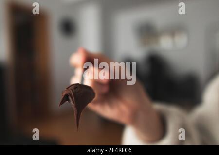 Un cucchiaio riempito di cioccolato Foto Stock