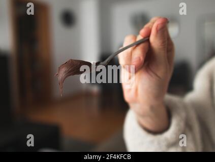 Un cucchiaio riempito di cioccolato Foto Stock