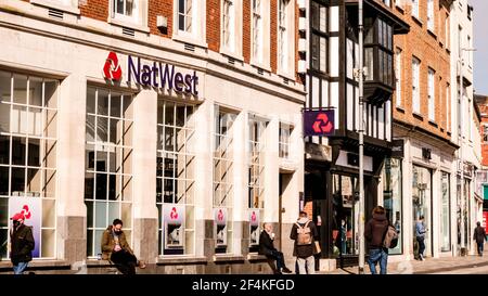 Londra UK, marzo 22 2021, NatWest National Westminster Bank Building con persone che aspettano all'esterno Foto Stock