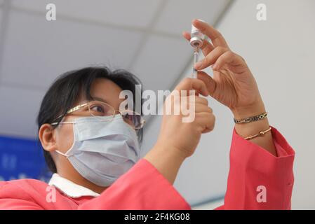 Taipei, Taiwan. 22 marzo 2021. Un'infermiera prepara una dose di vaccino AstraZeneca mentre Taiwan inizia le vaccinazioni, al Shin Kong Wu ho-su Memorial Hospital di Taipei. (Foto di Yin-Shan Chiang/SOPA Images/Sipa USA) Credit: Sipa USA/Alamy Live News Foto Stock