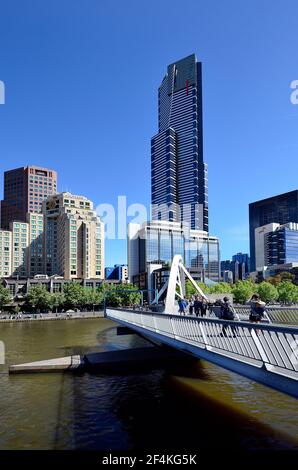 Melbourne, VIC, Australia - Novembre 05, 2017: persone non identificate su Evan Walker passerella sul fiume Yarra, edifici e Eureka Tower su Southbank Foto Stock