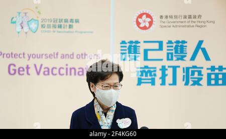 (210322) -- HONG KONG, 22 marzo 2021 (Xinhua) -- Chief Executive della Regione amministrativa speciale cinese di Hong Kong Carrie Lam riceve un'intervista dopo aver preso il suo secondo colpo del vaccino COVID-19 a Hong Kong, Cina meridionale, 22 marzo 2021. Carrie Lam il lunedì ha preso il secondo colpo del vaccino COVID-19 e ha invitato i residenti di Hong Kong a ottenere attivamente il jab in modo da tornare alla vita normale ad una data precoce. (Xinhua/Wang Shen) Foto Stock