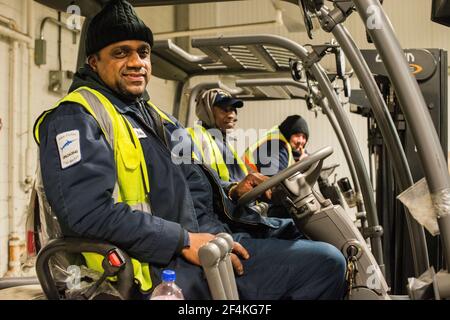 New York City; STATI UNITI D'AMERICA. Driver di carrello elevatore a forche in attesa di lavoro tra posti di lavoro presso la nuova Fulton Mercato del pesce; Caccia punto; il Bronx. Foto Stock