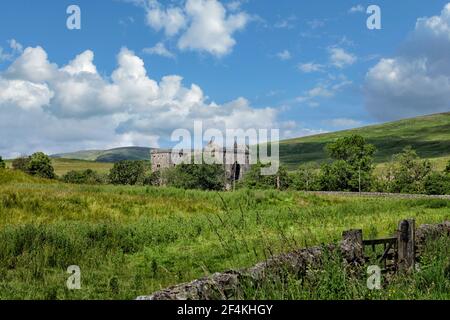 Il castello di Hermitage, un antico castello medievale ai confini scozzesi Foto Stock