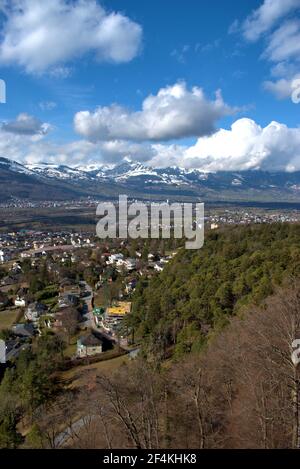 Fantastica vista sulla valle del reno e sulle alpi svizzere Da Vaduz nel Liechtenstein 17.2.2021 Foto Stock