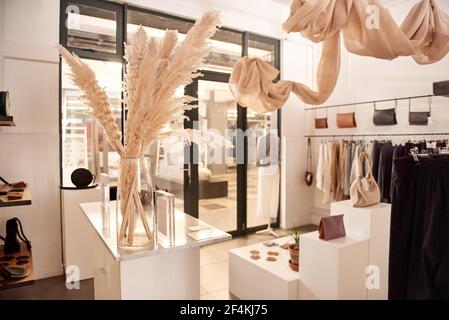 Interni di una boutique di abbigliamento e accessori alla moda Foto Stock