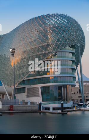 Emirati Arabi Uniti, Abu Dhabi, Yas Island, Vista del porto turistico e Yas Viceroy Hotel Foto Stock