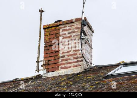 Camino stack su un tetto di casa, in parte tempo sigillato e riparato con una recente repuntamento della sua mortaio cemento stock immagine foto Foto Stock