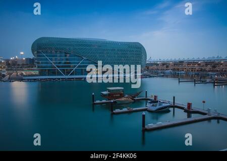 Emirati Arabi Uniti, Abu Dhabi, Yas Island, Vista del porto turistico e Yas Viceroy Hotel Foto Stock