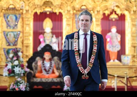 Il leader del Partito del lavoro Sir Keir Starmer durante una visita a Shree Swaminarayan Mandir Kingsbury, nel nord di Londra. Data immagine: Lunedì 22 marzo 2021. Foto Stock