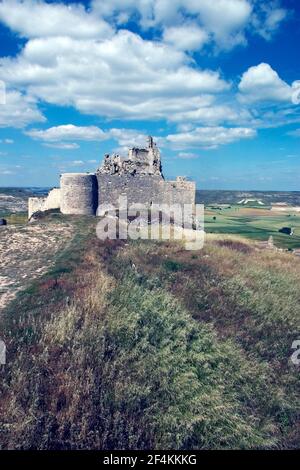 SPAGNA - Páramos de Burgos (distretto) - Castille e Leon - BURGOS. Castrojeriz (Camino de Santiago); castillo e pueblo Foto Stock