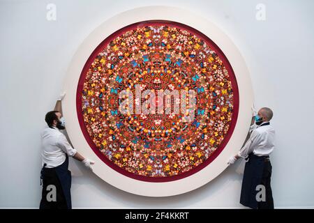 Tecnici della galleria con la voce umana di Damien Hirst, stimato a 600,000 - 800,000 sterline, a Sotheby's a Mayfair, Londra, durante un'anteprima della vendita moderna del Rinascimento, la prima grande vendita della casa d'asta del 2021. Data immagine: Lunedì 22 marzo 2021. Foto Stock