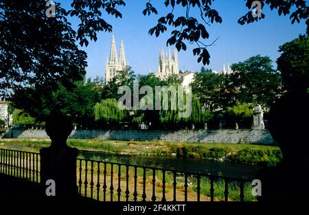 SPAGNA - Páramos de Burgos (distretto) - Castille e Leon - BURGOS. ribera de Río Arlanzón y Catedral Foto Stock