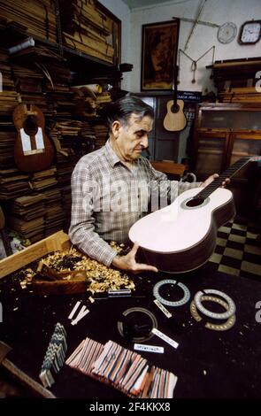 Spagna - La Vega (distretto di Sevilla) - Andalusia - Siviglia. chitarra maestro liutaio Alberto Pantoja presso la sua officina Foto Stock