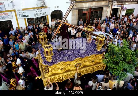 SPAGNA - la Vega (quartiere di Siviglia) - ANDALUSIA - Siviglia. semana santa, (viernes), Cofradía de 'la o', nazarenos en c/ Castilla, Triana Foto Stock