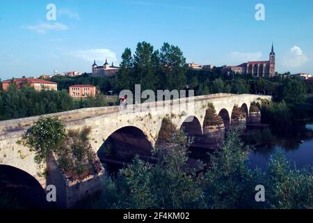 SPAGNA - Páramos de Burgos (distretto) - Castille e Leon - BURGOS. Lerma; puente medievale sobre el Río Arlanza, ciudad y colegiata de San Pedro Foto Stock