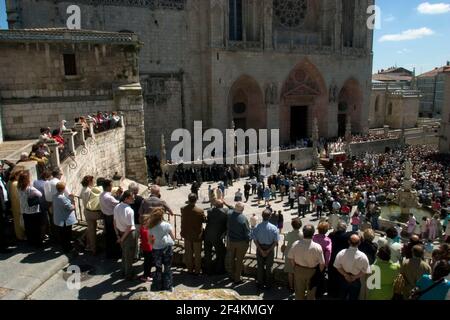 SPAGNA - Castille e Leon - BURGOS. Plaza de Santa María y portada principal de la Catedral durante acto religioso en el exterior Foto Stock