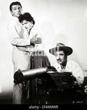 ROBERT MITCHUM, GILBERT ROLAND e URSULA THIESS a BANDIDO (1956), diretto da RICHARD FLEISCHER. Credit: ARTISTI UNITI / Album Foto Stock