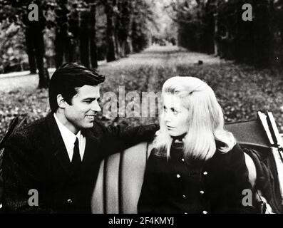 CATHERINE DENEUVE e JEAN SOREL in BELLE DE JOUR (1967), regia DI LUIS Buñuel. Credit: PARIS FILM/FIVE FILM / Album Foto Stock