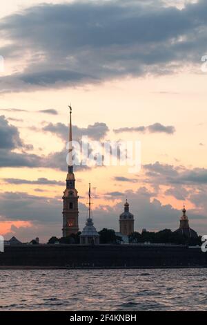 La silhouette della fortezza di Pietro e Paolo nella notte bianca, uno dei punti di riferimento più popolari di San Pietroburgo, Russia Foto Stock