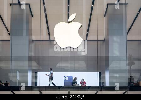 Hong, Cina. 21 Mar 2021. I clienti vengono visti presso il negozio Apple della multinazionale americana di tecnologia a Hong Kong. (Foto di Budrul Chukrut/SOPA Images/Sipa USA) Credit: Sipa USA/Alamy Live News Foto Stock