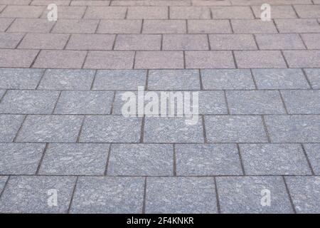 Lastra di pavimentazione grigia, sfondo. Zona pedonale nel parco in luce naturale Foto Stock