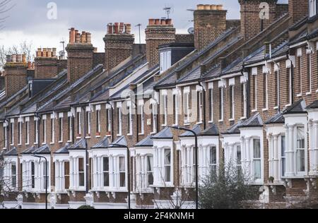 Alloggio a schiera georgiano con facciata in mattoni su Roderick Road, Gospel Oak / Hampstead, Londra, Regno Unito Foto Stock